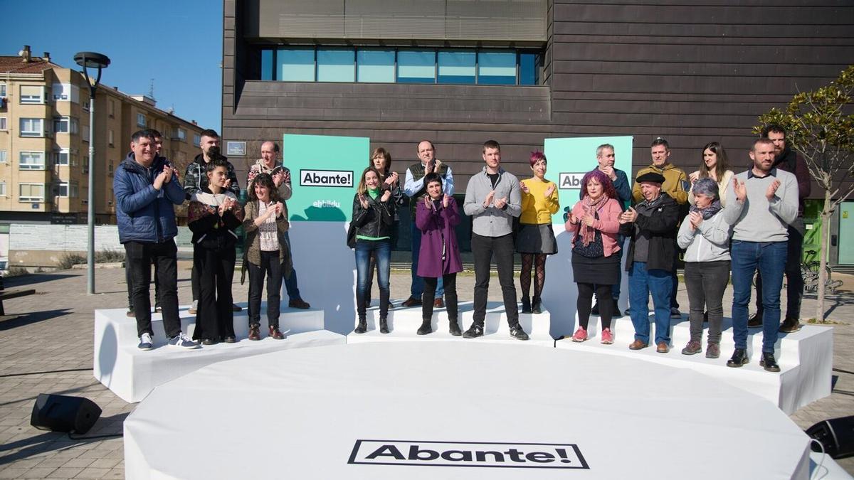 Presentación de la candidatura de Iker Mariezkurrena Zelaia en la plaza Euskal Herria de Berriozar.