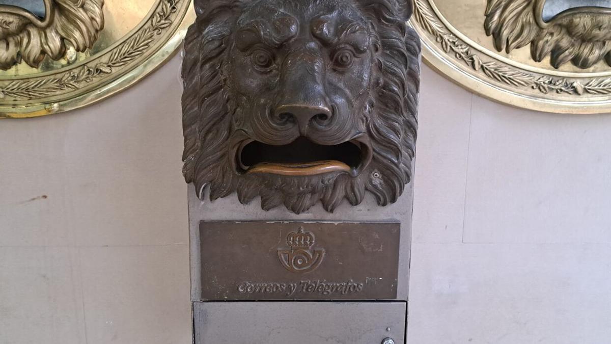 El nuevo buzón cuenta con una portezuela que permite recoger las cartas depositadas