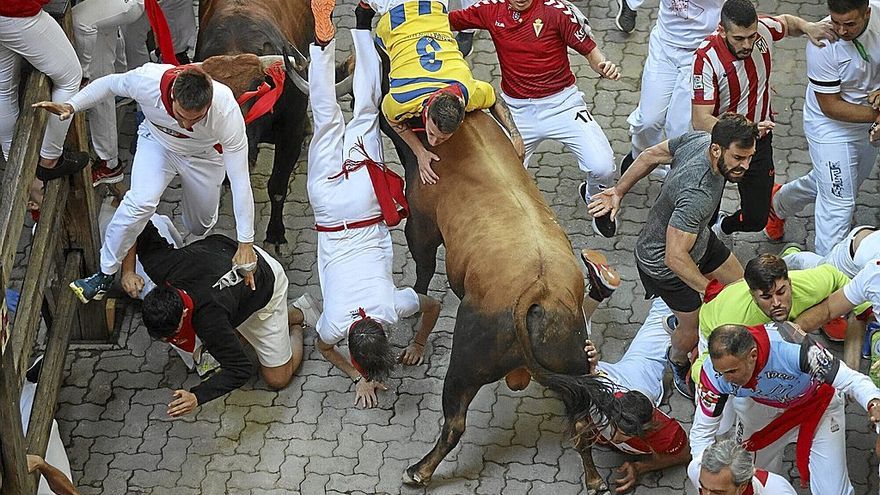 El toro de Cebada Gago ‘Cepillito’ se da la vuelta en la bajada al callejón y cornea al mozo con el 3 a la espalda.