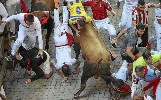 El toro de Cebada Gago ‘Cepillito’ se da la vuelta en la bajada al callejón y cornea al mozo con el 3 a la espalda. El toro de Cebada Gago ‘Cepillito’ se da la vuelta en la bajada al callejón y cornea al mozo con el 3 a la espalda.