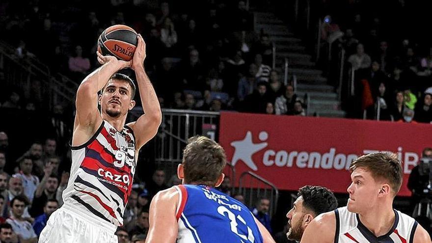 Marinkovic, uno de los artífices de la remontada, se dispone a lanzar un triple durante el duelo de ayer.