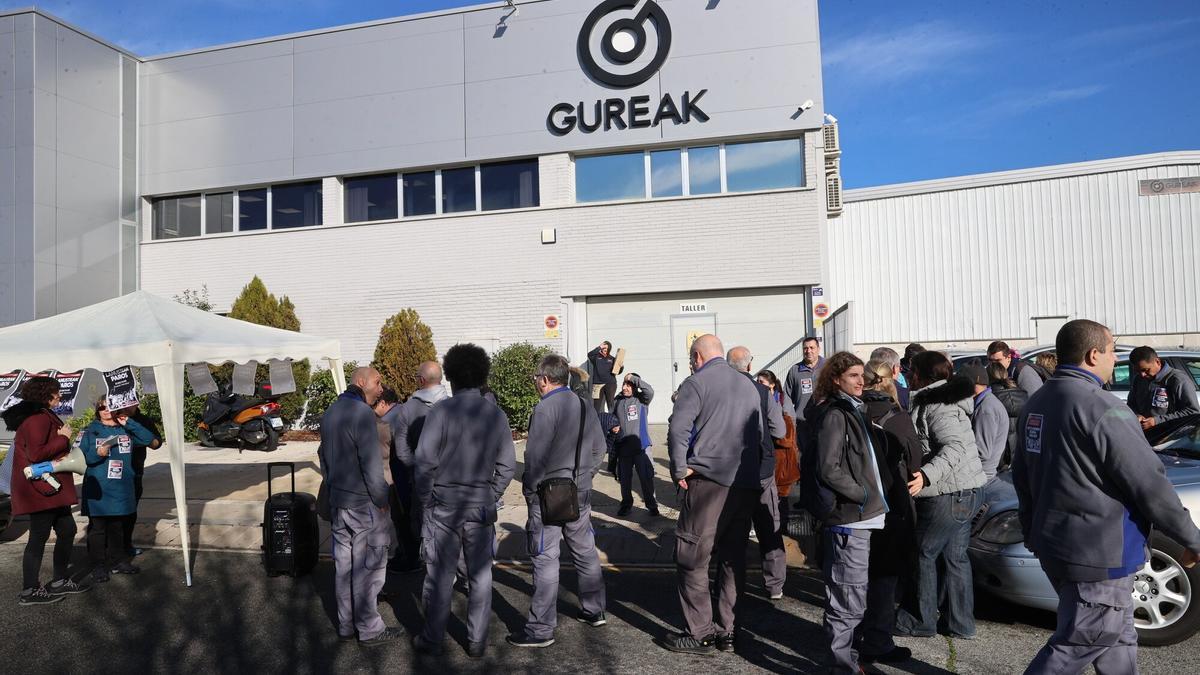 Trabajadores de Gureak se concentran este miércoles en el polígono de Noáin-Esquíroz.