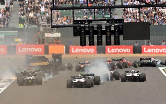 Guanyu Zhou, fuera de peligro tras su accidente en Silverstone.