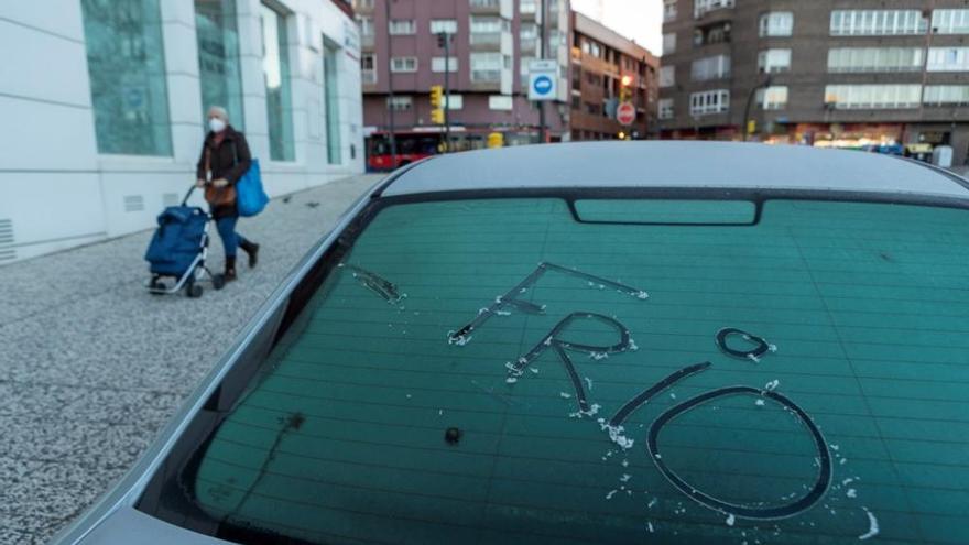 Un coche de Vitoria con el cristal helado