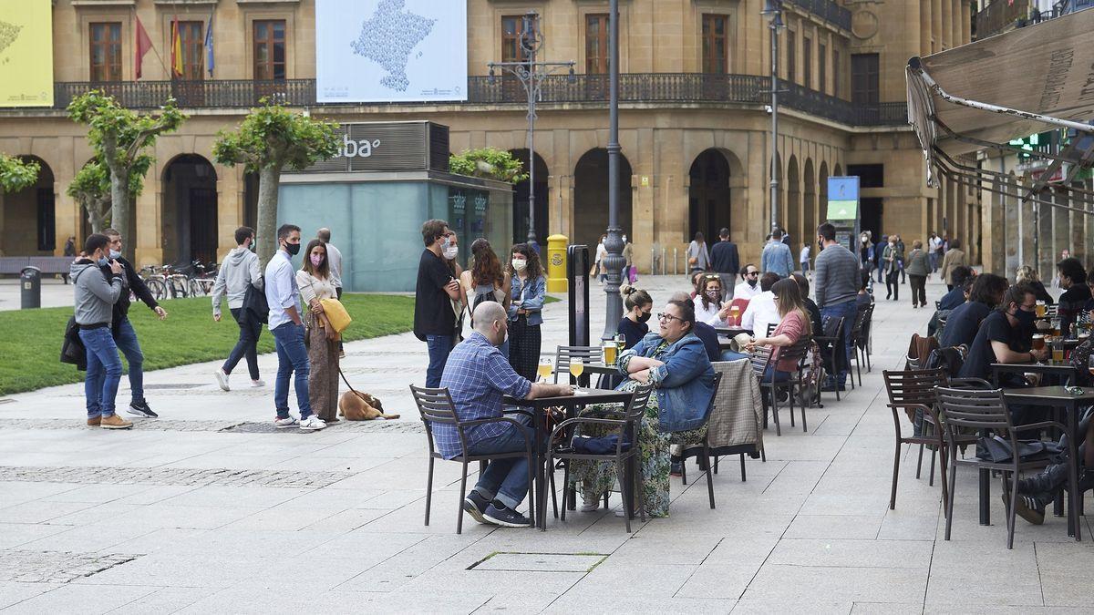 Imagen de una terraza en la plaza del Castillo de Pamplona.