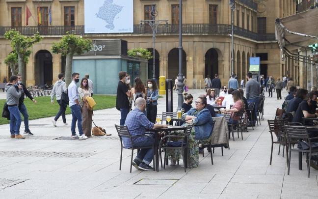 Imagen de una terraza en la plaza del Castillo de Pamplona.