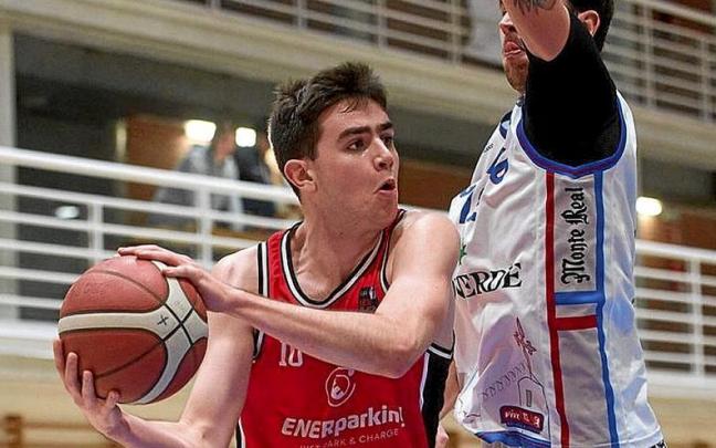 Iñaki Ordóñez entra a canasta contra el Rioverde Clavijo. | FOTO: IÑAKI PORTO Iñaki Ordóñez entra a canasta contra el Rioverde Clavijo. | FOTO: IÑAKI PORTO
