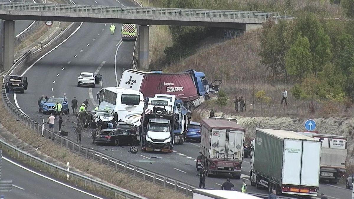 Imagen del accidente en la A-1 a la altura de Vitoria en sentido Irun