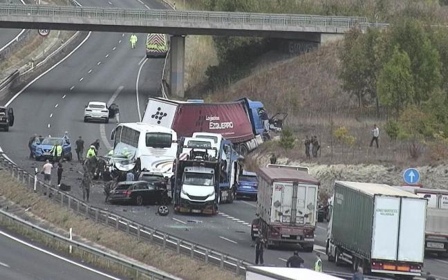 Imagen del accidente en la A-1 a la altura de Vitoria en sentido Irun Imagen del accidente en la A-1 a la altura de Vitoria en sentido Irun