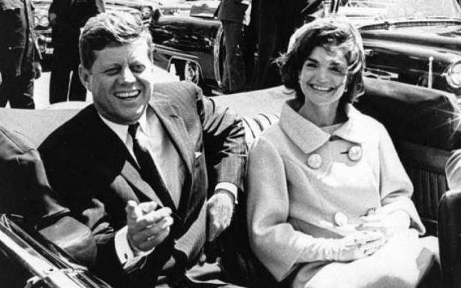 El expresidente estadounidense, John Fitzgerald Kennedy, junto a su esposa, el día de su asesinato