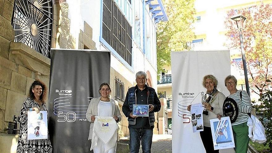 La edil de Cultura, junto a miembros de Illumbe.