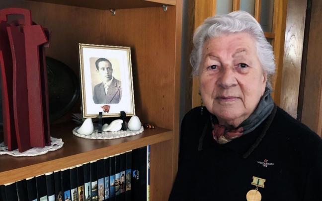 Teresa en su hogar con medallas de reconocimiento por su aportaci&oacute;n en Leningrado.