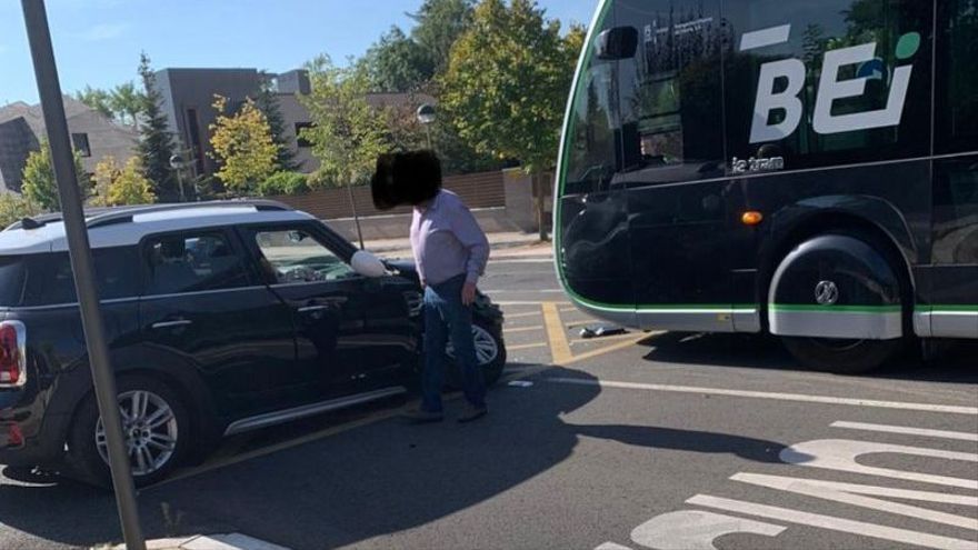 El vehículo accidentado junto al BEI