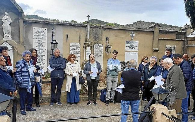 Homenaje que se celebró en el cementerio de Estella-Lizarra ante el panteón de Fortunato Aguirre.