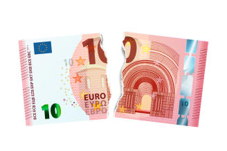 Un billete roto por la mitad.