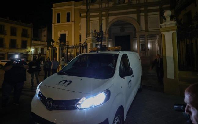 Momento en el que los restos de Queipo de Llano abandonan La Macarena.
