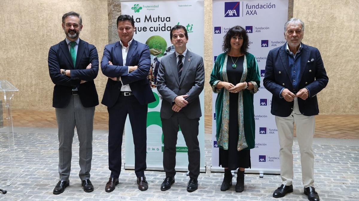 (Izda-dcha) José Ignacio Díaz Lucas, director territorial Norte Fraternidad-Muprespa, Josep Alfonso Caro, director general de Fundación AXA, Mikel Irujo Amezaga, consejero de Desarrollo Económico y Empresarial, Natalia Fdez Laviada, subdirectora general de Prevención, Calidad y Comunicación de Fraternidad-Muprespa, y Antonio José Millán, director de la Cátedra AXA de Prevención y comisario de la exposición.