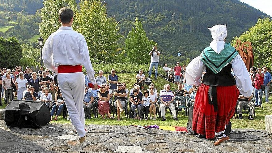 Dantzaris en el homenaje tributado en 2019 a los elgoibartarras apresados durante la guerra y la dictadura.