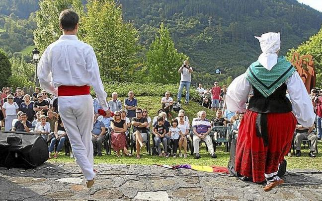 Dantzaris en el homenaje tributado en 2019 a los elgoibartarras apresados durante la guerra y la dictadura. Dantzaris en el homenaje tributado en 2019 a los elgoibartarras apresados durante la guerra y la dictadura.