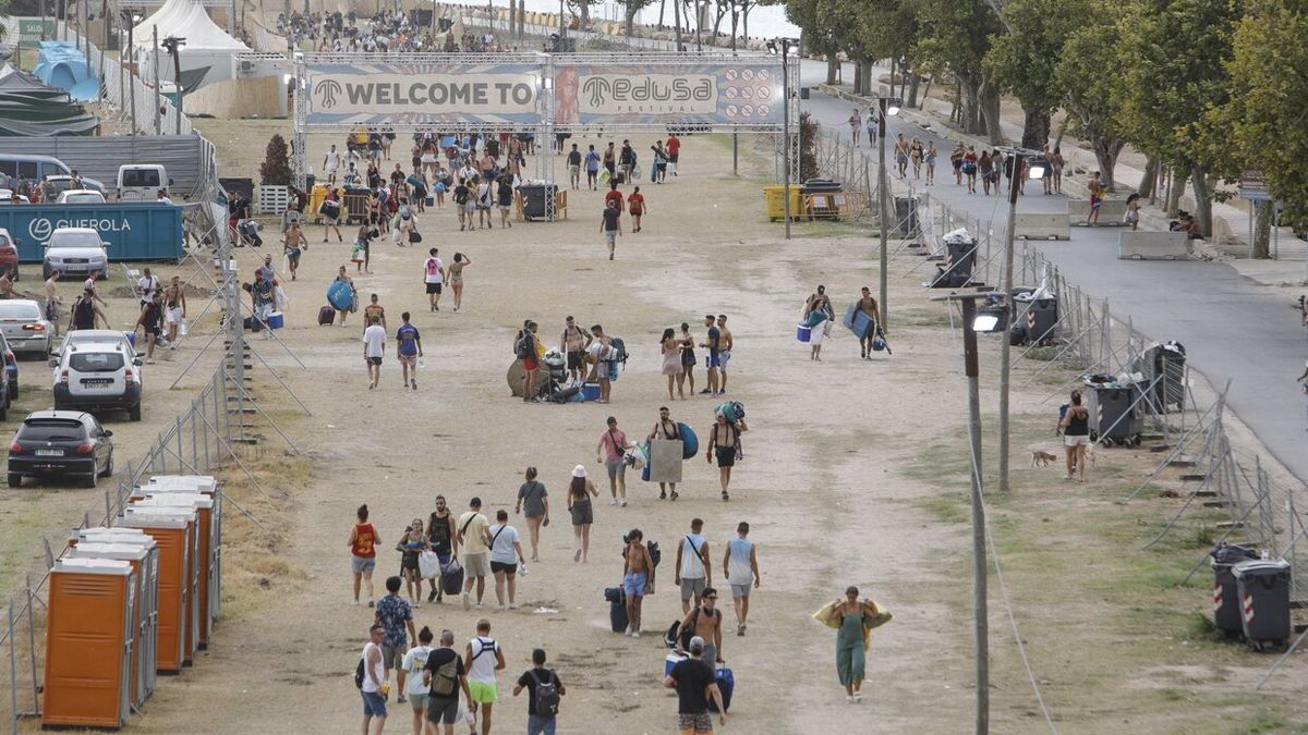 Los jóvenes abandonan el recinto del Festival Medusa de Cullera.