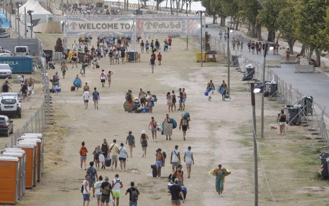 Los j&oacute;venes abandonan el recinto del Festival Medusa de Cullera.
