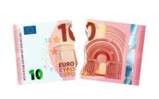 Un billete roto por la mitad.