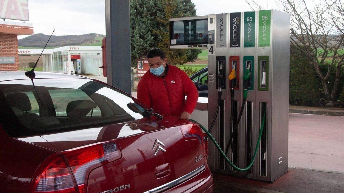 El empleado de una estación de servicio echa gasolina a un vehículo