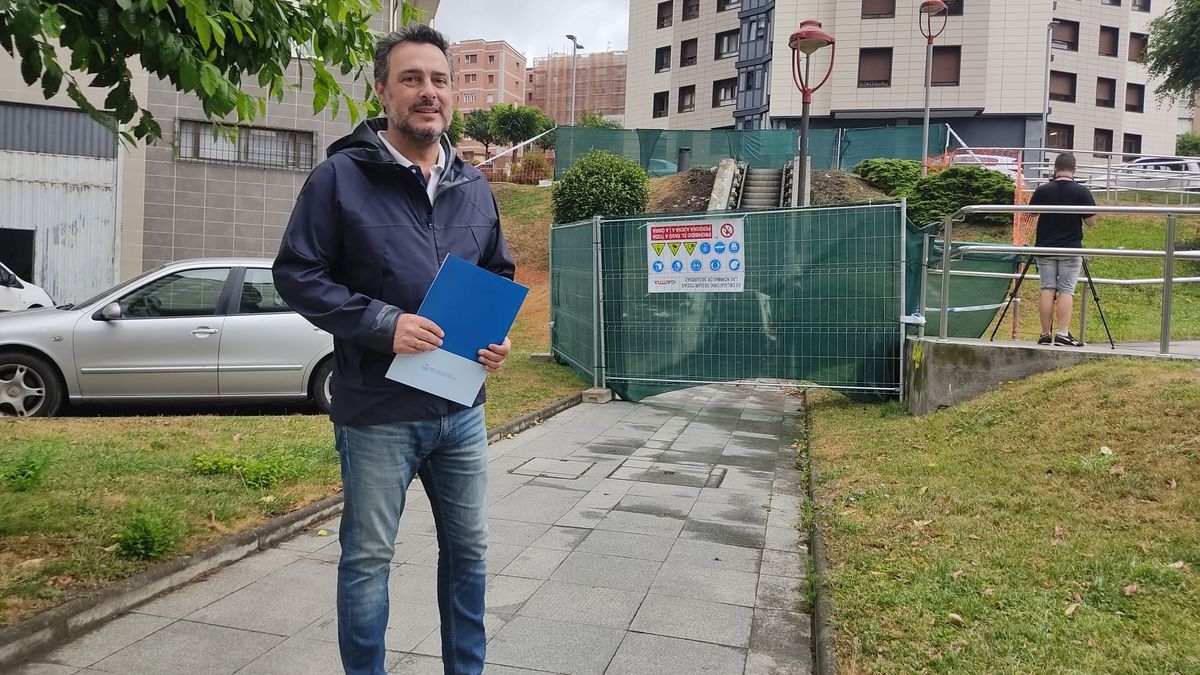 El edil de Obras, Jon Andoni Uria, junto a las obras de los ascensores de La Inmaculada.