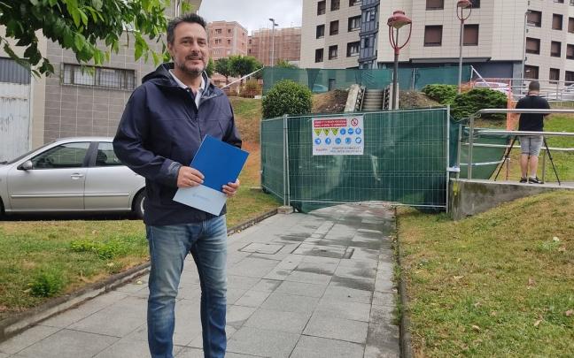 El edil de Obras, Jon Andoni Uria, junto a las obras de los ascensores de La Inmaculada.