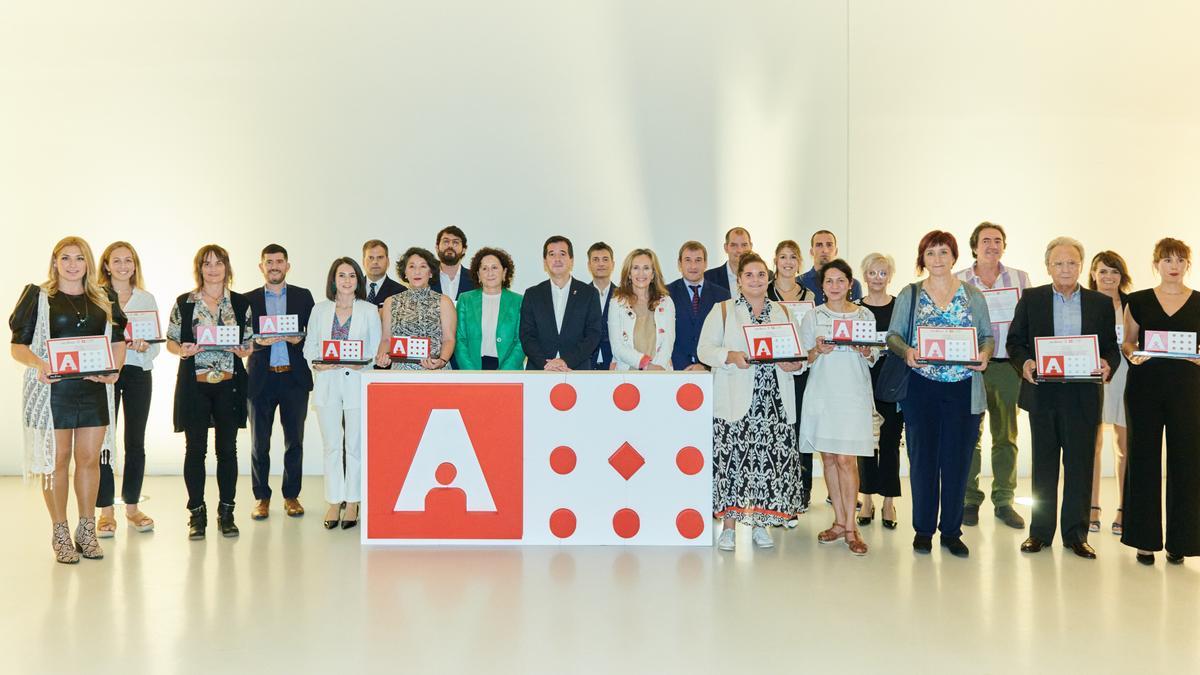 Personas distinguidas posan con el consejero Irujo y la consejera Maeztu y otras autoridades, en Baluarte.