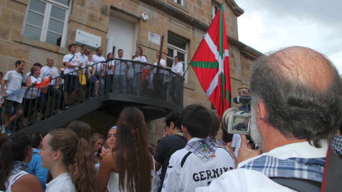 Txupinazoaren irudia. Aurtengoan Asier Villalibre eta Iparragirre Rock Elkartea izango dira pregoilari.