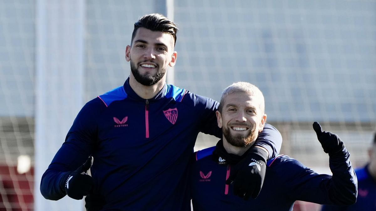 Rafa Mir y Papu Gómez, en el entrenamiento de este lunes en Sevilla.