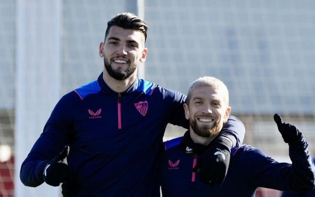 Rafa Mir y Papu G&oacute;mez, en el entrenamiento de este lunes en Sevilla.