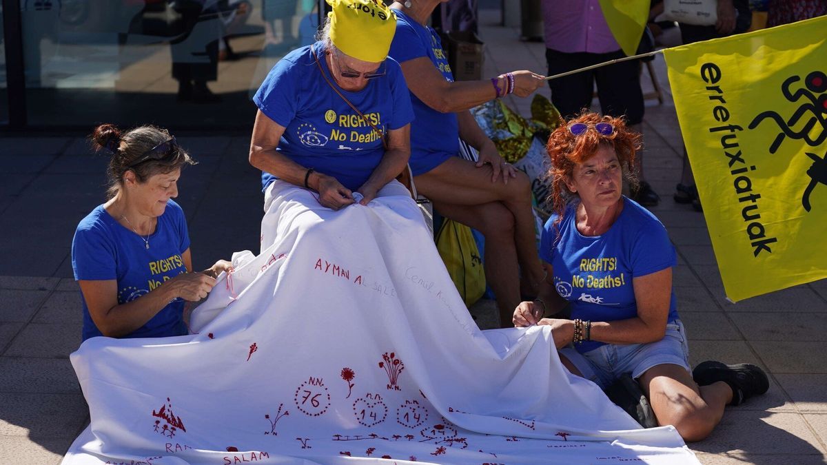 Varias manos tejen una 'manta de la memoria' que viajará a Bruselas.