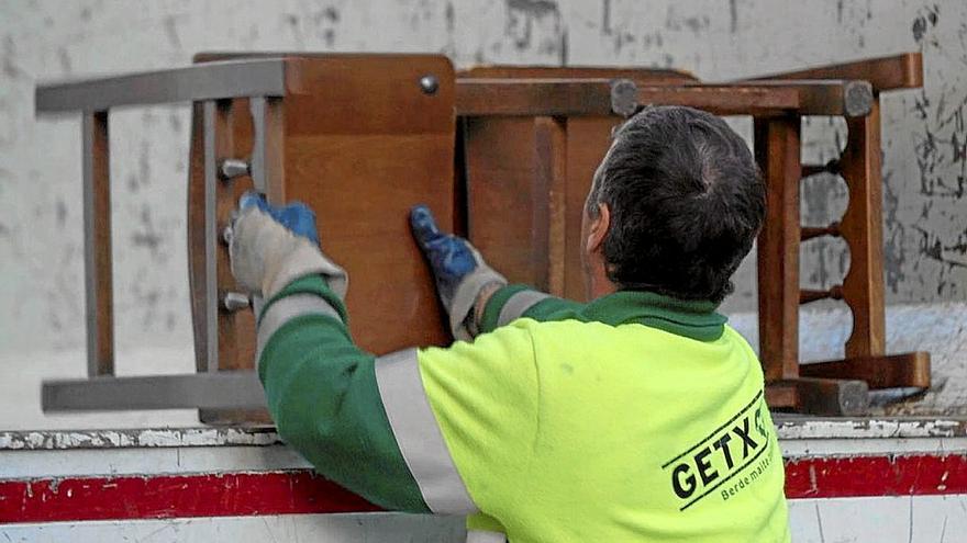 Un operario del Ayuntamiento de Getxo. | FOTO: DEIA