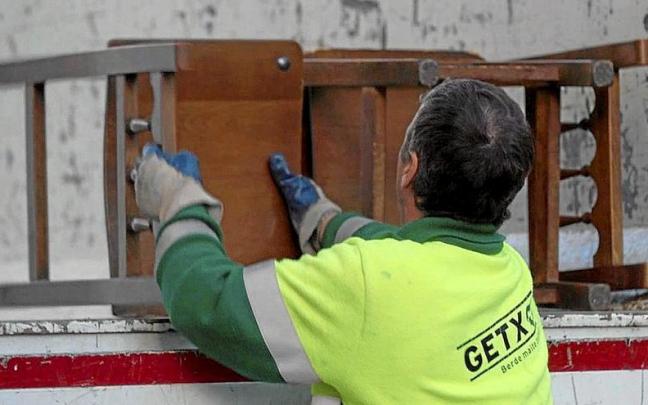 Un operario del Ayuntamiento de Getxo. | FOTO: DEIA