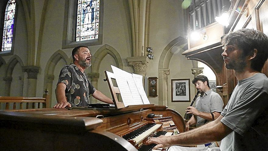 Jagoba Astiazaran (txistu), Iñar Sastre (órgano) y el cantante Eñaut Elorrieta, en un ensayo. | FOTO: GORKA ESTRADA