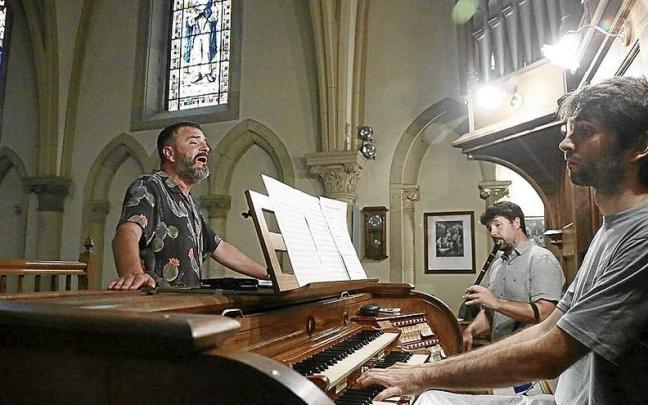 Jagoba Astiazaran (txistu), I&ntilde;ar Sastre (&oacute;rgano) y el cantante E&ntilde;aut Elorrieta, en un ensayo. | FOTO: GORKA ESTRADA
