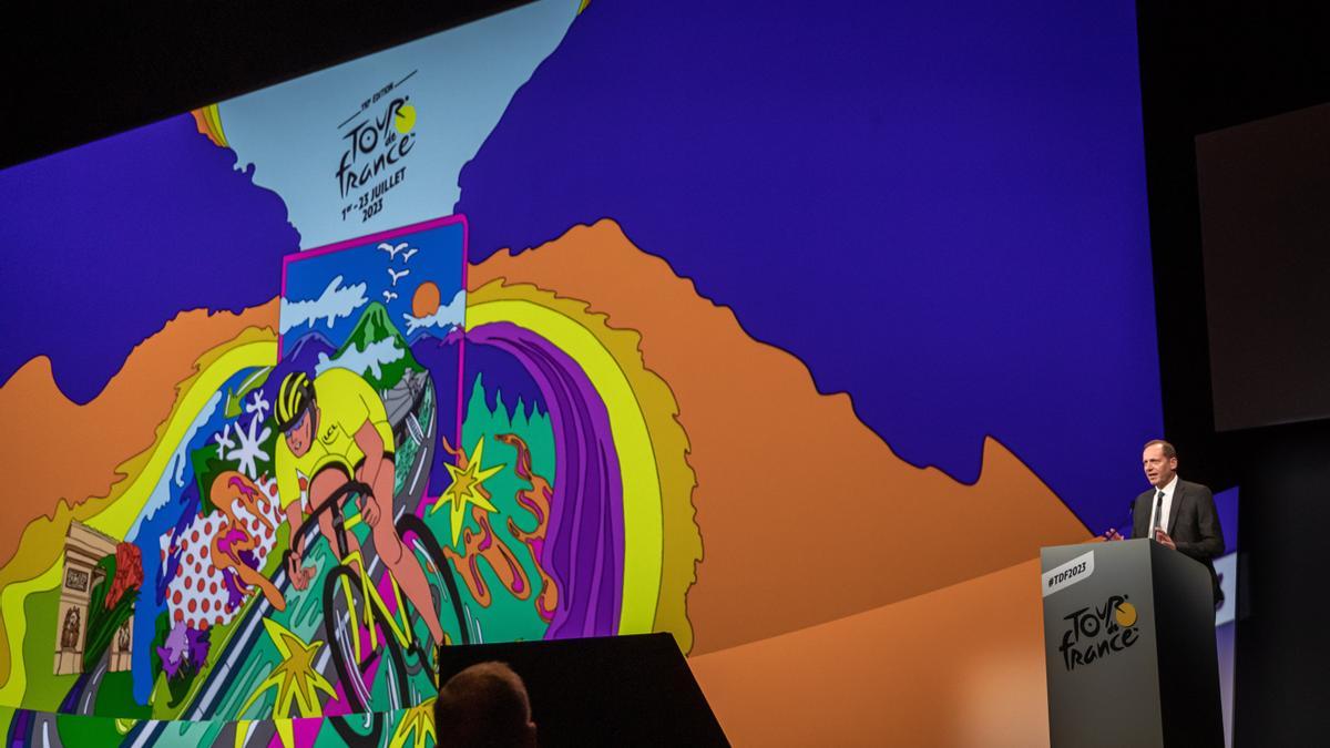 El director general del Tour de Francia con la obra de la ilustradora alavesa Raisa Álava