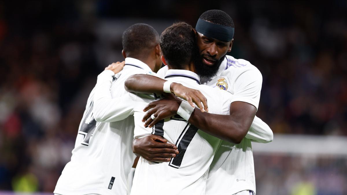 Rüdiger abraza a Lucas Vázquez tras el gol.