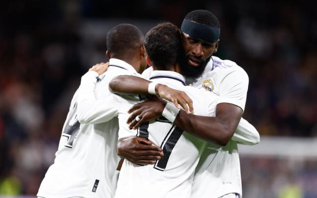 Rüdiger abraza a Lucas Vázquez tras el gol. Rüdiger abraza a Lucas Vázquez tras el gol.
