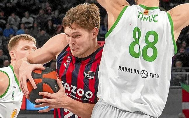 Kotsar trata de zafarse del pegajoso marcaje de Tomic, que ayer fue el amo y señor de la zona durante el partido. | FOTO: JORGE MUÑOZ Kotsar trata de zafarse del pegajoso marcaje de Tomic, que ayer fue el amo y señor de la zona durante el partido. | FOTO: JORGE MUÑOZ