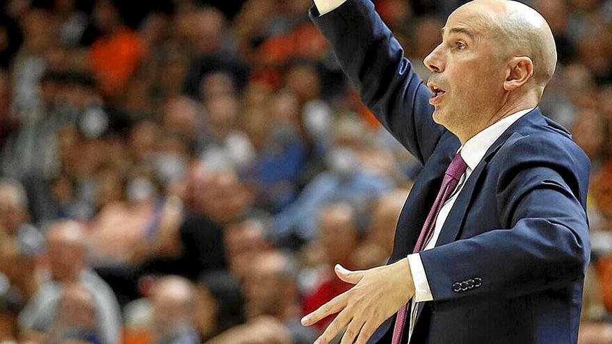 Joan Peñarroya, durante el partido ante el Valencia Basket. | FOTO: EFE