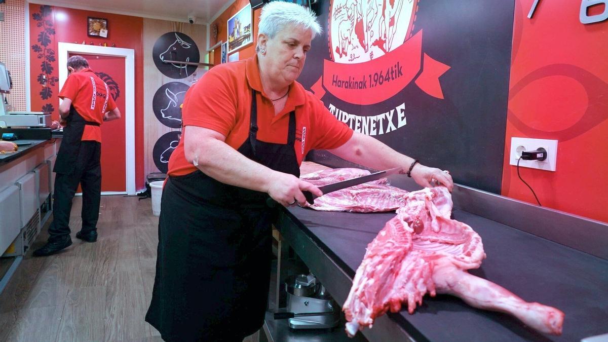Yolanda Aurtenetxe, de la carnicería Aurtenetxe: “El cordero y el solomillo sube siempre en Navidad, suele haber más demanda”