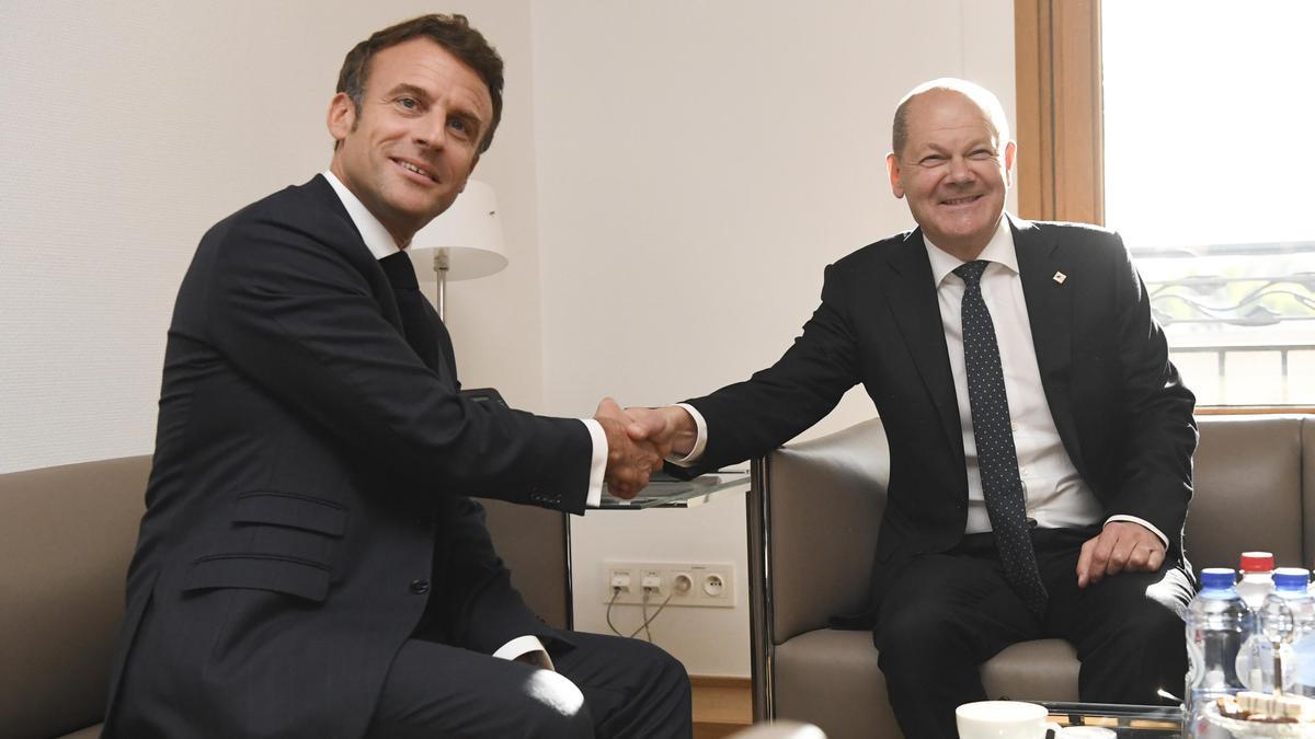 El canciller alemán Olaf Scholz (der.) y el presidente francés Emmanuel Macron (izq.).