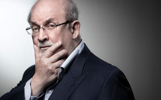 El escritor Salman Rushdie.