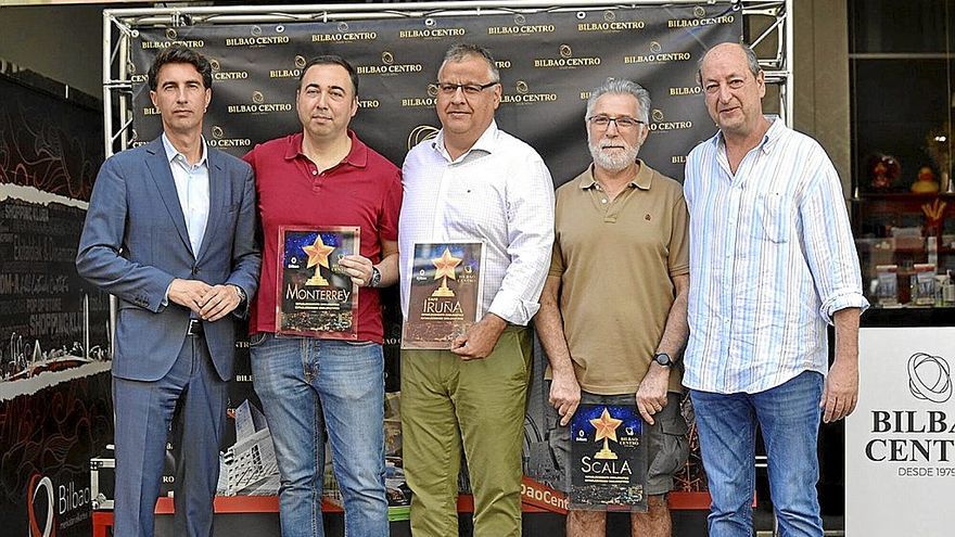 Xabier Ochandiano, Jon Lasa, del Monterrey; Ignacio Cano, del Café Iruña; José Santamaría y el presidente de Bilbao Centro, Adolfo Lorente. | FOTOS: MAIDER GOIKOETXEA