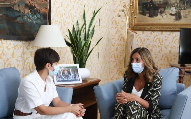 La ministra de Pol&iacute;tica Territorial, Isabel Rodr&iacute;guez, con la consejera de Autogobierno, Olatz Garamendi