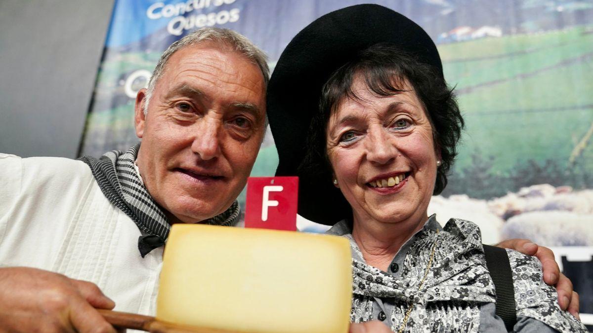 Eli Gorrotxategi y Jose Mari Jauregi reciben el primer premio del concurso de Queso Idiazabal de Ordizia.