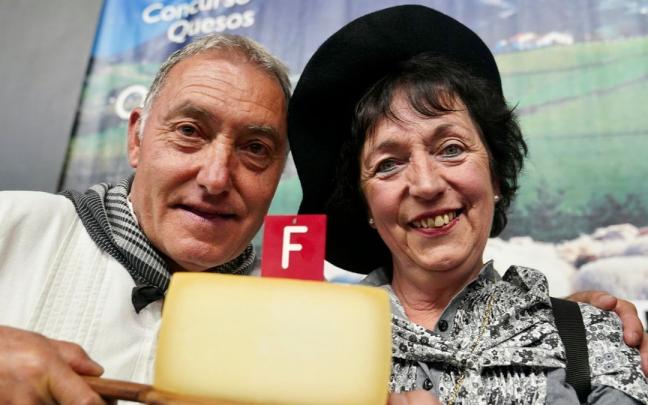 Eli Gorrotxategi y Jose Mari Jauregi reciben el primer premio del concurso de Queso Idiazabal de Ordizia. Eli Gorrotxategi y Jose Mari Jauregi reciben el primer premio del concurso de Queso Idiazabal de Ordizia.
